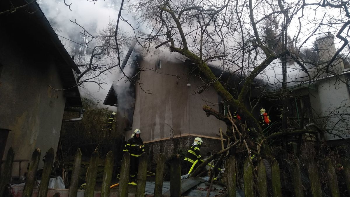 Při požáru domu v Hukvaldech našli hasiči mrtvého člověka